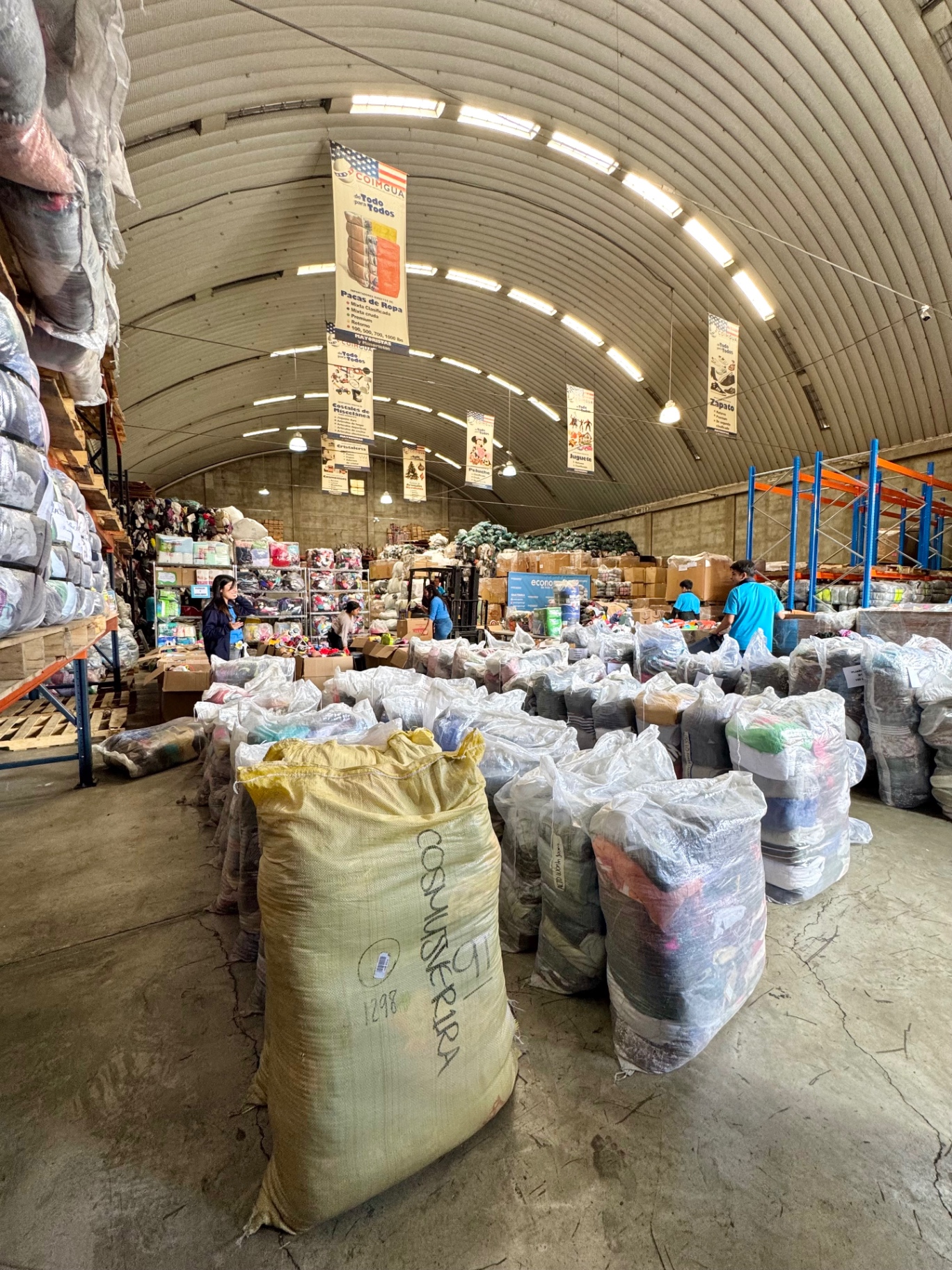 Bodega de Econopaca con mercadería importada de Estados Unidos